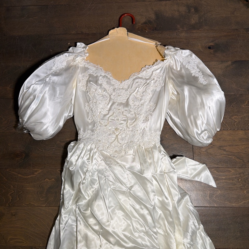 Elegant White Lace Wedding Dress